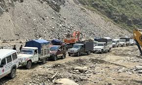 बीपी राजमार्गमा अलपत्र ८९ जना यात्रुको उद्धार  : ५ वटा गाडीलाई सुरक्षित ठाउँमा सारियो , सूचनालाई बेवास्ता गरी गाडी चलालाउने ५ जना पक्राउ