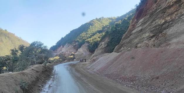माइखोलामा सडक भासिँदा पूर्वी पहाड–तराई सम्पर्क विच्छेद