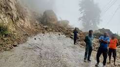 पहिरोको कारण मेची राजमार्ग अवरुद्ध हुँदा ३ जिल्लामा आवागमन ठप्प