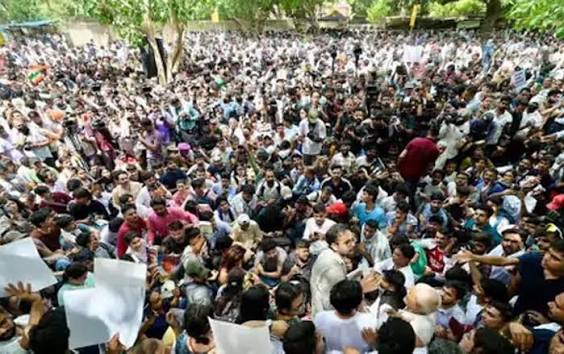 काँकरोच जनता पार्टीको दिल्लीको जन्तर–मन्तरमा आज पनि प्रदर्शन जारी , माग पूरा नभए लाखौं मानिस सडकमा उत्रिने चेतावनी