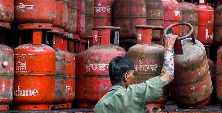 इलाममा ग्यास अभाव, विद्यार्थीलाई घर फर्किनुपर्ने बाध्यता