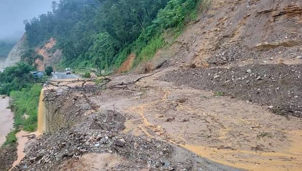 दर्जनभन्दा बढी मुख्य सडक अवरुद्ध