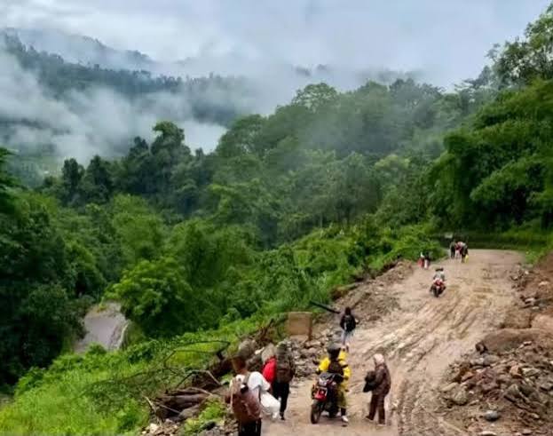 महिना दिनदेखि मेची राजमार्ग ठप्पः पूर्वी पहाडको जनजीवन कष्टकर
