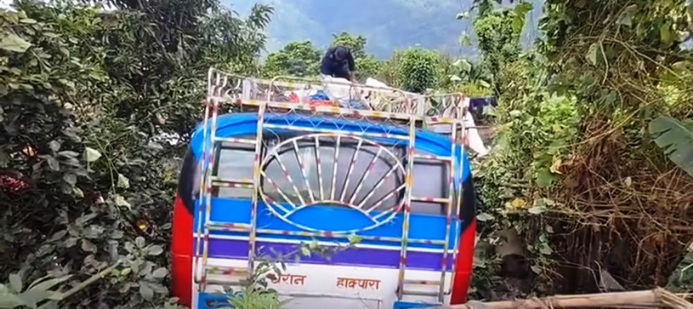 धनकुटाको साँगुरीगढीमा बस दुर्घटना, तीन जना घाइते